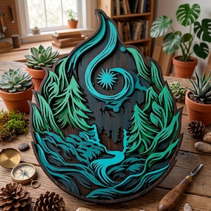 Puede incluir: Una obra de arte de madera en capas que representa una escena de bosque con un río, árboles y elementos arremolinados en tonos verdes y turquesas. La obra de arte está sobre un fondo marrón oscuro, creando un efecto 3D.