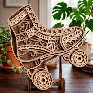 Op de afbeelding: Een gelaagde houten rolschaatssculptuur met ingewikkelde uitgesneden ontwerpen. De sculptuur is gemaakt van licht en donkerbruin hout en wordt op een houten standaard gepresenteerd. De wielen en de schoen hebben gedetailleerde patronen.
