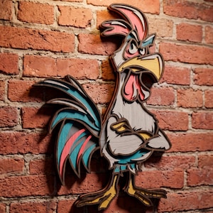Puede incluir: Una pieza de arte mural de madera en capas que representa un gallo de dibujos animados con expresión severa y alas cruzadas. El gallo presenta una paleta de colores gris claro, azul cerceta, rosa y amarillo, con contornos de madera oscura.