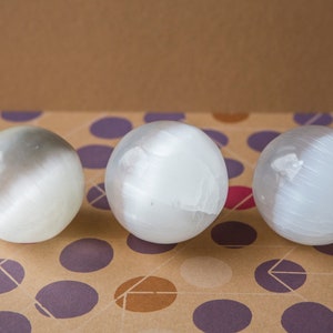 Selenite Crystal Ball, Smooth Polished Clearing Selenite Sphere, White Crystal Natural Stone, Polished Selenite Mineral, Rounded Selenite