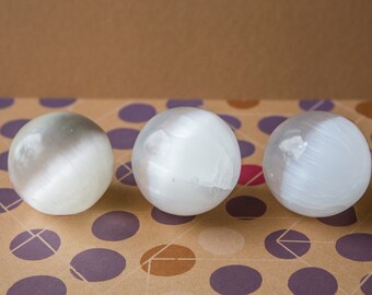 Selenietkristallen bol, gepolijste minerale bol, 58 mm