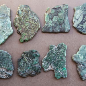 Ruw Smaragd Kristal, Ruw Smaragd Mineraal, Ruwe Smaragd Rots, Ruwe Smaragd Steen, Ruwe Natuurlijke Smaragd Slice, Smaragd met Zwarte Insluitsels