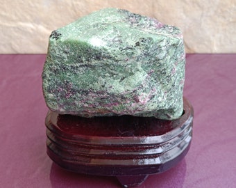 Esemplare di zoisite rubino grezzo: pietra preziosa naturale grezza con inclusioni di cristalli neri