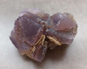 Kubusfluoriet, ruw fluoriet, fluoriet met insluitsels, paars fluorietkristal, clusterfluorietmineraal, ruw natuurlijk ruw fluoriet