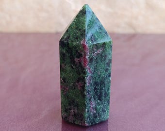 Tour de zoisite rubis naturel : cristal brut avec inclusions noires