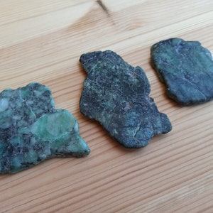 Groot rauw smaragdkristal, smaragdmineraal, rauwe natuurlijke ruwe smaragdgroene edelsteen, smaragd met zwarte insluitsels