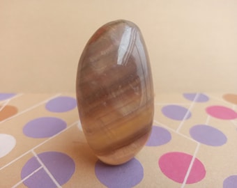 Esfera de Cristal Polido de Fluorita Roxa: Cristal Bruto Natural (188 gr)