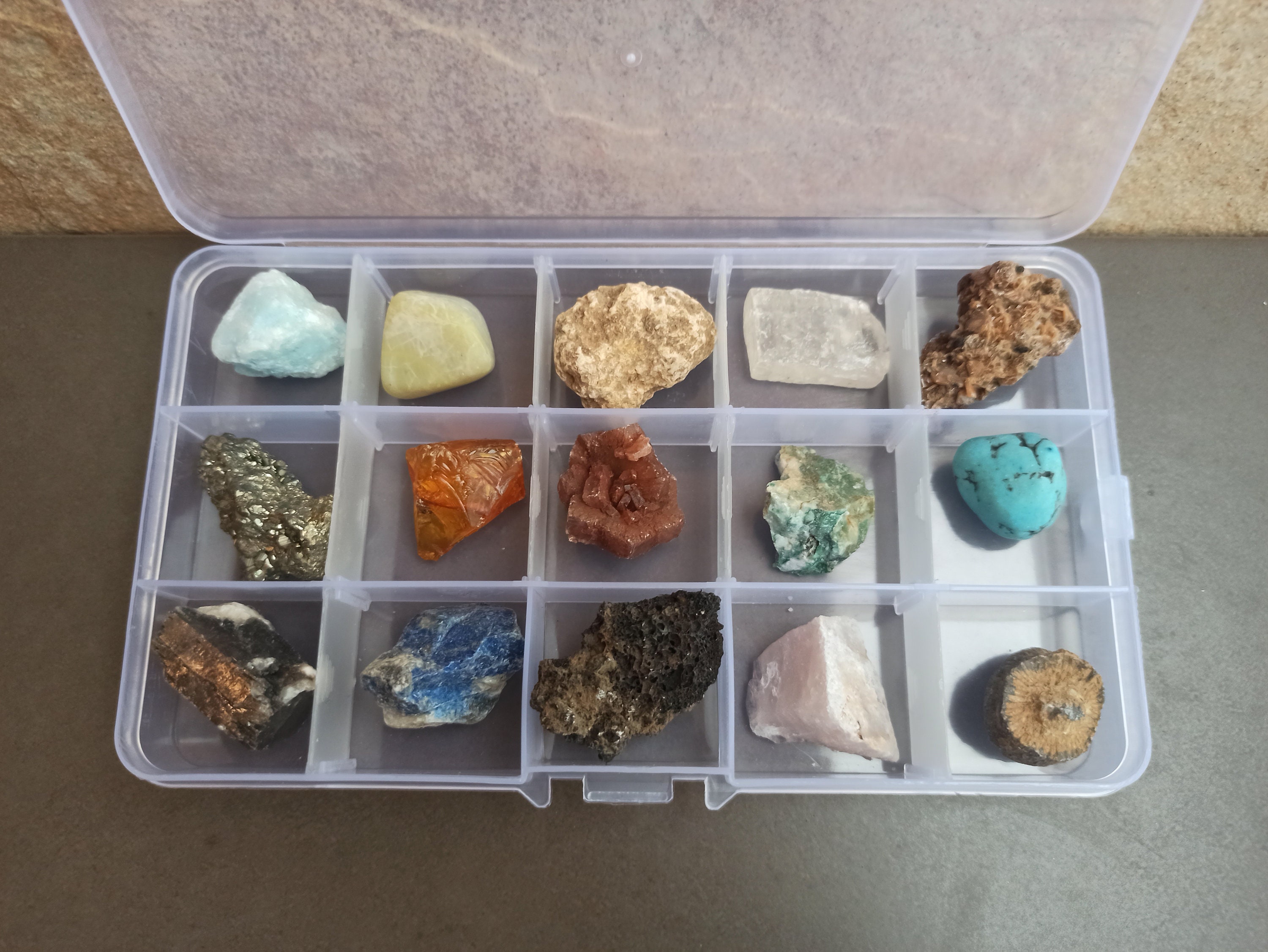 Collection minéraux, collection roche, collection fossiles et minéraux,  collection pierres précieuses, lot de 15 cristaux bruts, minéraux bruts -   France
