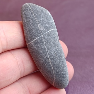Croce di pietra religiosa, croce di pietra, pietre da spiaggia del mare dei desideri, pietre da spiaggia incastonate, set di rocce del tesoro, rocce di ciottoli mediterranei