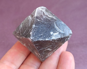 Fluorietkubuskristallen, ruw fluoriet, kubusfluoriet, paars fluorietkristal, clusterfluorietmineraal, natuurlijk fluoriet, echt fluoriet