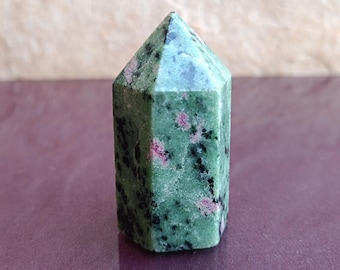 Tour rubis zoisite : cristal brut avec inclusions de hornblende noire