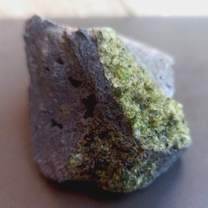 Roher Olivinstein, roher Olivinkristall, rohes Olivinmineral, Olivinkristall, Olivinstein mit Kristallen