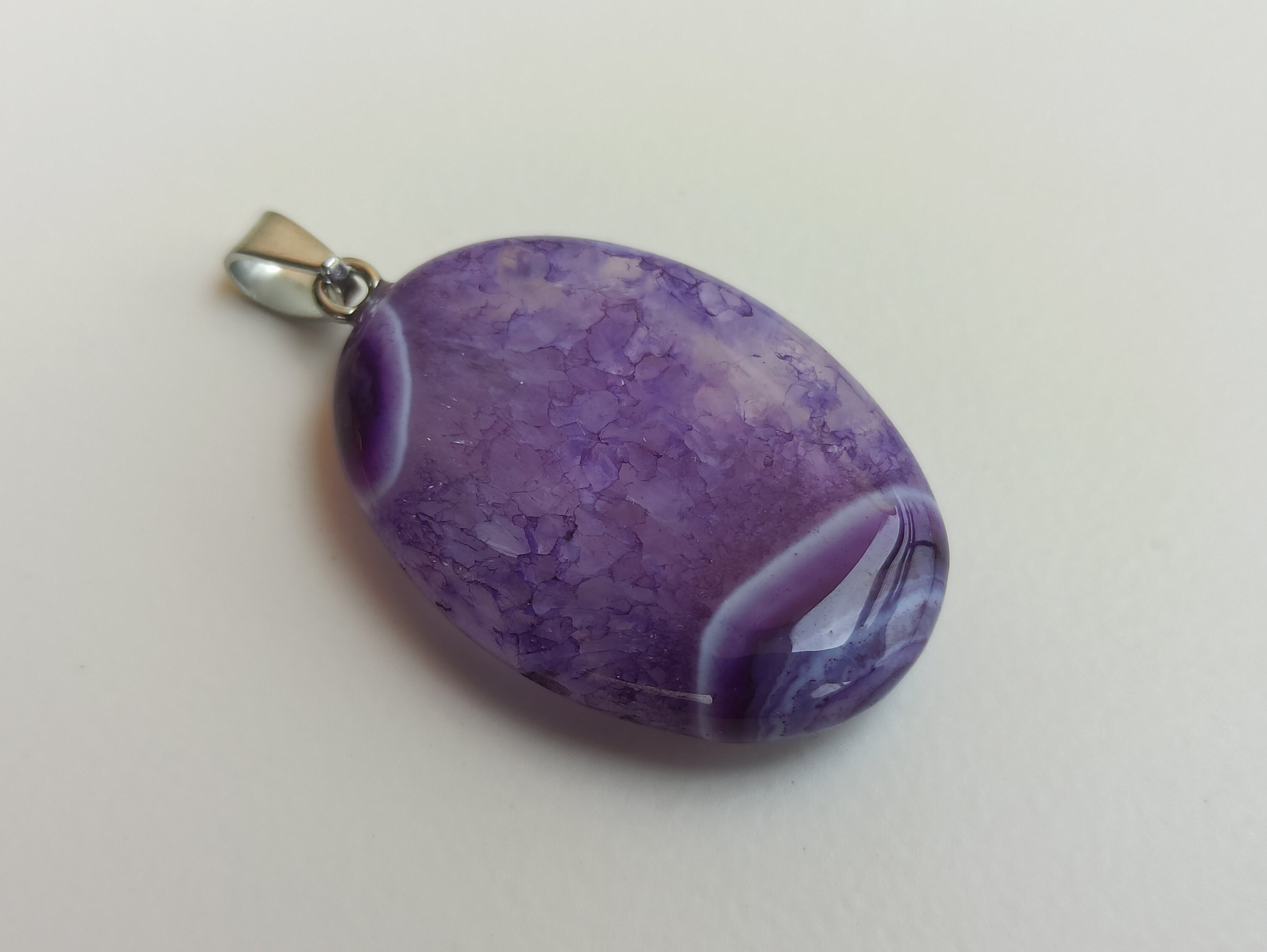 Bella Di Pietra Preziosa Colorata Di Viola Estratta Appena Fotografia Bella Di Pietra Preziosa Colorata Di Viola Estratta Appena Fotografia
