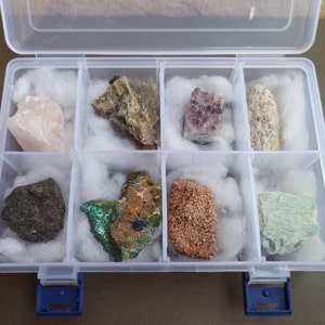 Raw Natural Minerals 8 Kit, Crystals Set, Gemstone Set, Rough Crystals Gemstone Set Wooden Box, Raw Rock Set of 8 High-Quality 3-5 cm