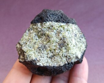 希少なオリビン原石（結晶入り）（183g、60x62x45mm）