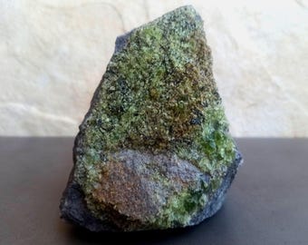 結晶入りの大きな原石オリビン（1436g）