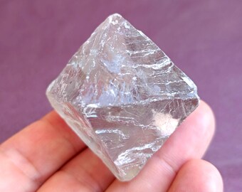 Fluorietkubuskristallen, ruw fluoriet, kubusfluoriet, paars fluorietkristal, clusterfluorietmineraal, natuurlijk fluoriet, echt fluoriet