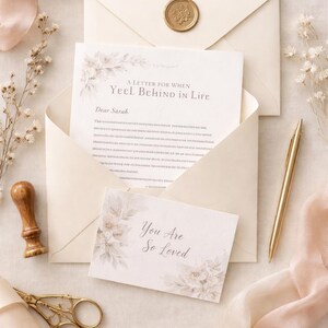 Può includere: Un set di cancelleria color avorio con una lettera, una busta e un biglietto con decorazioni floreali. La lettera recita "A Letter for When Yeel Behind in Life" e "Dear Sarah". Sono presenti anche una penna d'oro, un sigillo di cera e delle forbici.