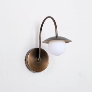 Lámpara de pared moderna con globo de cristal, aplique de latón envejecido con brazo curvo, aplique minimalista para tocador, elegante aplique de noche, lámpara de pared rústica de granja.