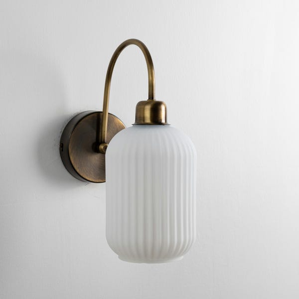 Vit ribbad glasvägglampa, elegant väggbelysning, modern heminredning, unik vägglampa, lantlig vägglampa