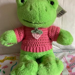 Suéter/jersey de rana verde primaveral Build A Bear, rana rosa primaveral. *La rana Build A Bear no está incluida*, se adapta a un osito de peluche de 16 pulgadas/40-41 cm.