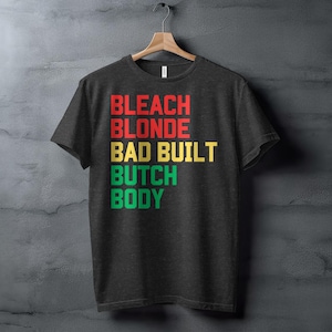 Bleach Blonde Bad Built Butch Body Graphic T-shirt, T-shirt grafica divertente, T-shirt con testo in grassetto, Camicia di dichiarazione, T-shirt unica, Colori vivaci