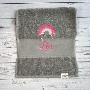Handtuch mit Regenbogen und Namen bestickt | Kita Handtuch personalisiert | Geschenk Kindergarten | verschiedene Farben und Größen