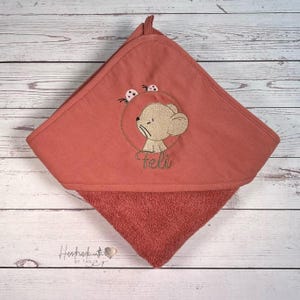 Kapuzenhandtuch in der Farbe old pink. Auf die Kapuze ist eine Maus, 2 Marienkäfer und der individuell gewünschte Name gestickt