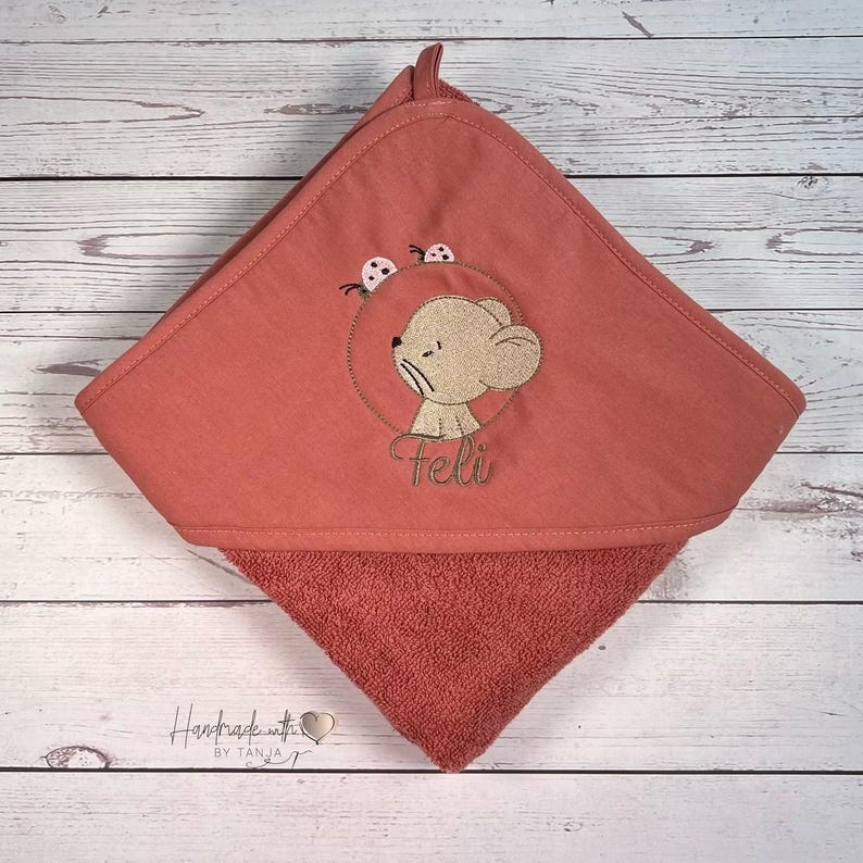 Kapuzenhandtuch in der Farbe old pink. Auf die Kapuze ist eine Maus, 2 Marienkäfer und der individuell gewünschte Name gestickt