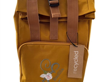 Roll Top Rucksack mit Namen bestickt | backpack | Monogramm Flower | Geschenkidee personalisiert | Tasche mit Namen