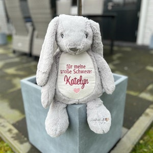 Kuscheltier Hase bestickt mit Namen große Schwester Bild 1