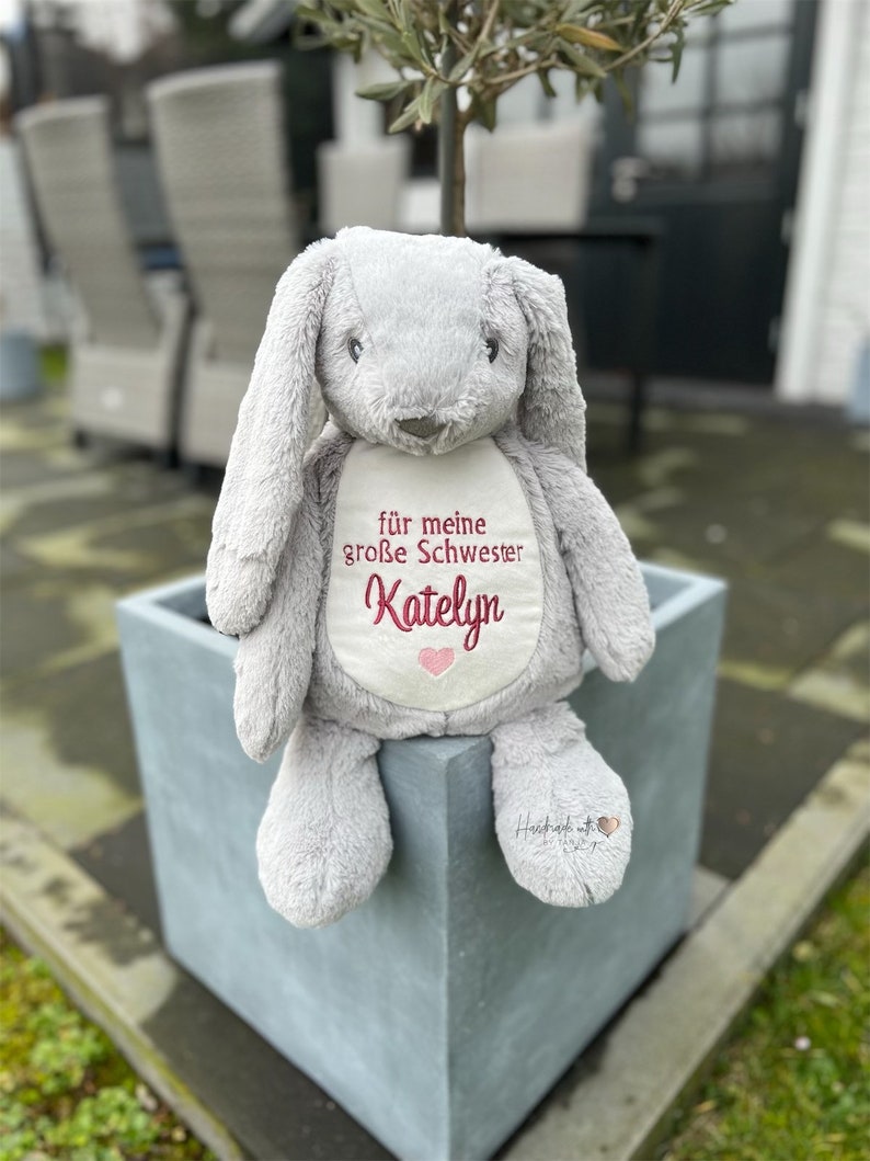 Kuscheltier Hase bestickt mit Namen große Schwester Bild 1