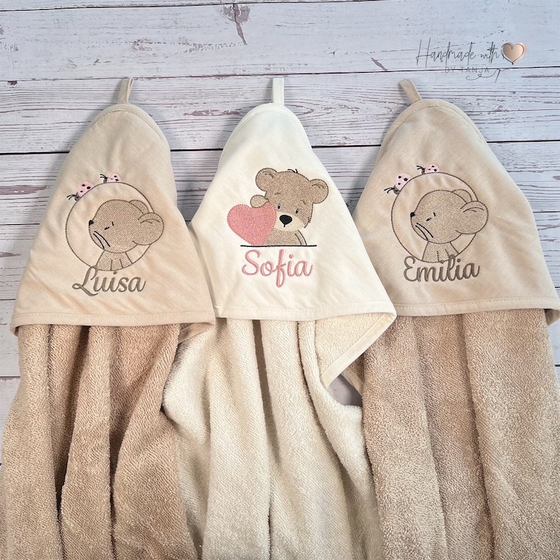 Kapuzenhandtuch in 75x75 cm wahlweise mit Teddy oder Maus bestickt und Wunschnamen