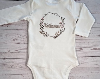 Babybody mit Wunschnamen bestickt | Body personalisiert | Geschenkidee zur Geburt oder Taufe