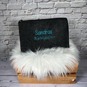Filtztasche personalisiert I kleine Tasche mit Namen aus Filz I besticktes Täschchen für Kabelgedöns