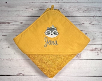 Kapuzenhandtuch mit Bohotier und Name bestickt | Badetuch personalisiert | 75x75 cm | Babygeschenk | Motiv Handtuch | Boho Waschbär