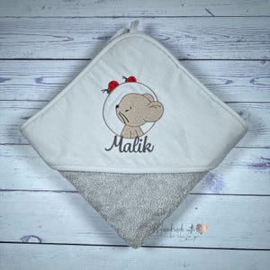 Kapuzenhandtuch in hellgrau mit Maus, Marienkäfern und Wunschnamen bestickt