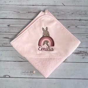 Kapuzenhandtuch mit Regenbogenhase und Namen bestickt | personalisiertes Handtuch | Babygeschenk Geburt 75x75 cm I 100x100cm I viele Farben