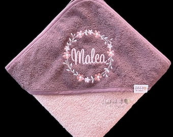 Serviette à capuche avec nom | Serviette de bain avec capuche personnalisée | Serviette pour bébés 100x100 | Idée cadeau pour une naissance | Couronne de fleurs