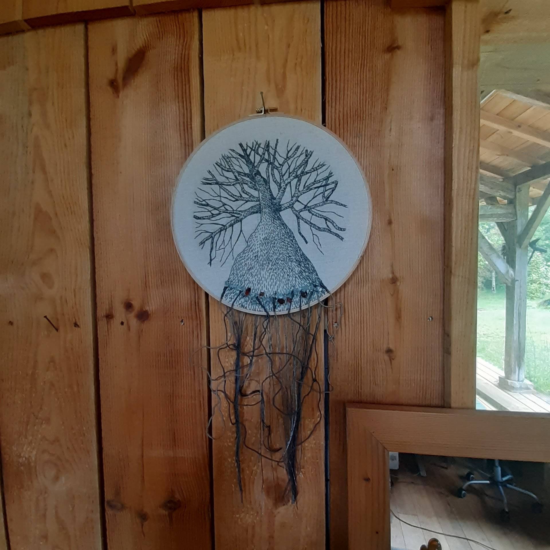 Tambour Brodé Arbre avec Racines