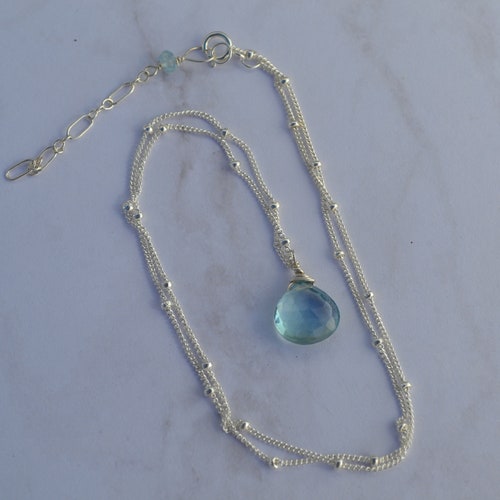 Collier en forme de larme et topaze bleue : pendentif en argent sterling avec pierres précieuses