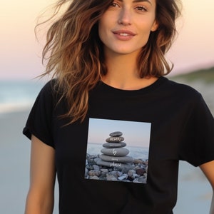 Puede incluir: Camiseta negra con un gráfico de una pila de piedras con el texto "remarkable occurs by being balanced".