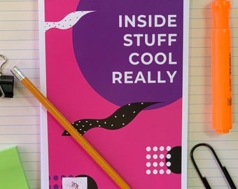 Puede incluir: Una libreta de espiral rosa y morada con el texto "INSIDE STUFF COOL REALLY" y un diseño en blanco y negro. La libreta tiene una pegatina que dice "My Oh My" y una dirección de sitio web.