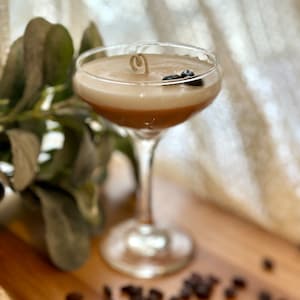 Espresso Martini kaars, kaars, koffie geurende, sojawas kaars, verjaardagskaars, cadeau voor schoonzus, kaars minnaar cadeau, alcohol kaars afbeelding 5