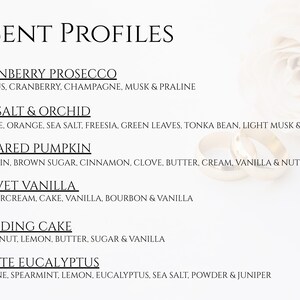 Może przedstawiać: Biała karta informacyjna z nagł&oacute;wkiem SCENT PROFILES zawierająca listę sześciu kompozycji zapachowych: Cranberry Prosecco, Sea Salt & Orchid, Sugared Pumpkin, Velvet Vanilla, Wedding Cake i White Eucalyptus, z dwoma złotymi pierścionkami i białą r&oacute;żą.
