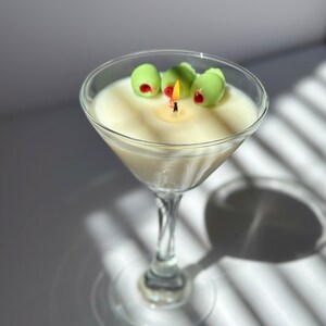 Vela de Martini Sucio, Agitada pero no Revuelta, Mezcla de Soja, Regalo para Mejor Amigo, Regalo para Amantes del Martini, Vela de Cóctel, Regalo para el 21.º Cumpleaños, Decoración de Bar imagen 3