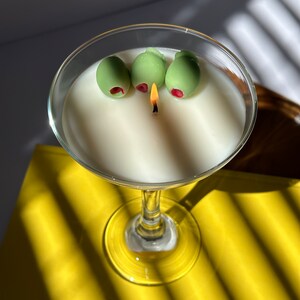 Vela de Martini Sucio, Agitada pero no Revuelta, Mezcla de Soja, Regalo para Mejor Amigo, Regalo para Amantes del Martini, Vela de Cóctel, Regalo para el 21.º Cumpleaños, Decoración de Bar imagen 7