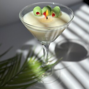 Vela de Martini Sucio, Agitada pero no Revuelta, Mezcla de Soja, Regalo para Mejor Amigo, Regalo para Amantes del Martini, Vela de Cóctel, Regalo para el 21.º Cumpleaños, Decoración de Bar imagen 2
