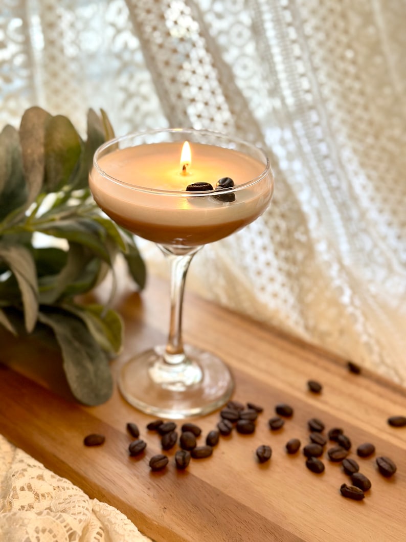 Espresso Martini kaars, kaars, koffie geurende, sojawas kaars, verjaardagskaars, cadeau voor schoonzus, kaars minnaar cadeau, alcohol kaars afbeelding 1