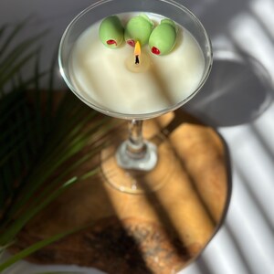 Vela de Martini Sucio, Agitada pero no Revuelta, Mezcla de Soja, Regalo para Mejor Amigo, Regalo para Amantes del Martini, Vela de Cóctel, Regalo para el 21.º Cumpleaños, Decoración de Bar imagen 4